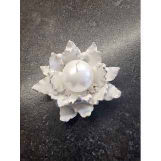 Decorative white candle holder inspired by natural leaf shapes.