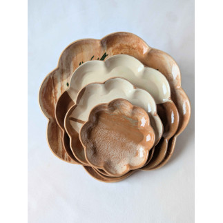 Rankų darbo gėlytės formos molio lėkštutės – 4 vnt. komplektas iš rudo ir balto molio