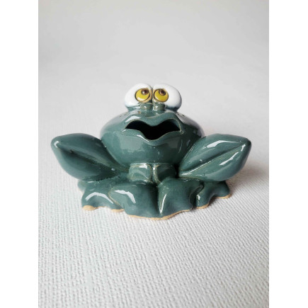 Rankų darbo molinė varlytės figūrėlė – keraminė interjero dekoracija