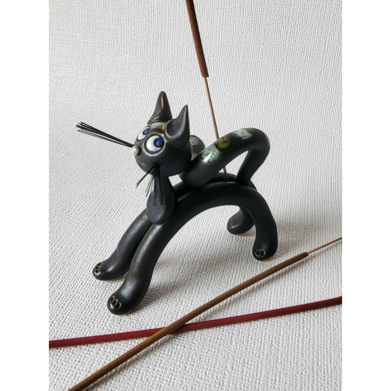 Lenktas katinas smilkalinė iš priekio juodas