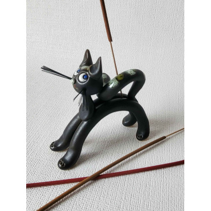 Lenktas katinas smilkalinė iš priekio juodas