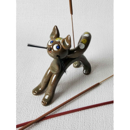 Lenktas katinas – rankų darbo keraminė smilkalinė (riesta uodega)