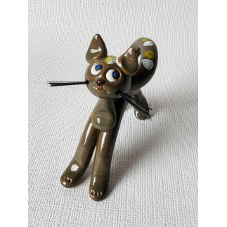 Lenktas katinas smilkalinė iš šono pilkas